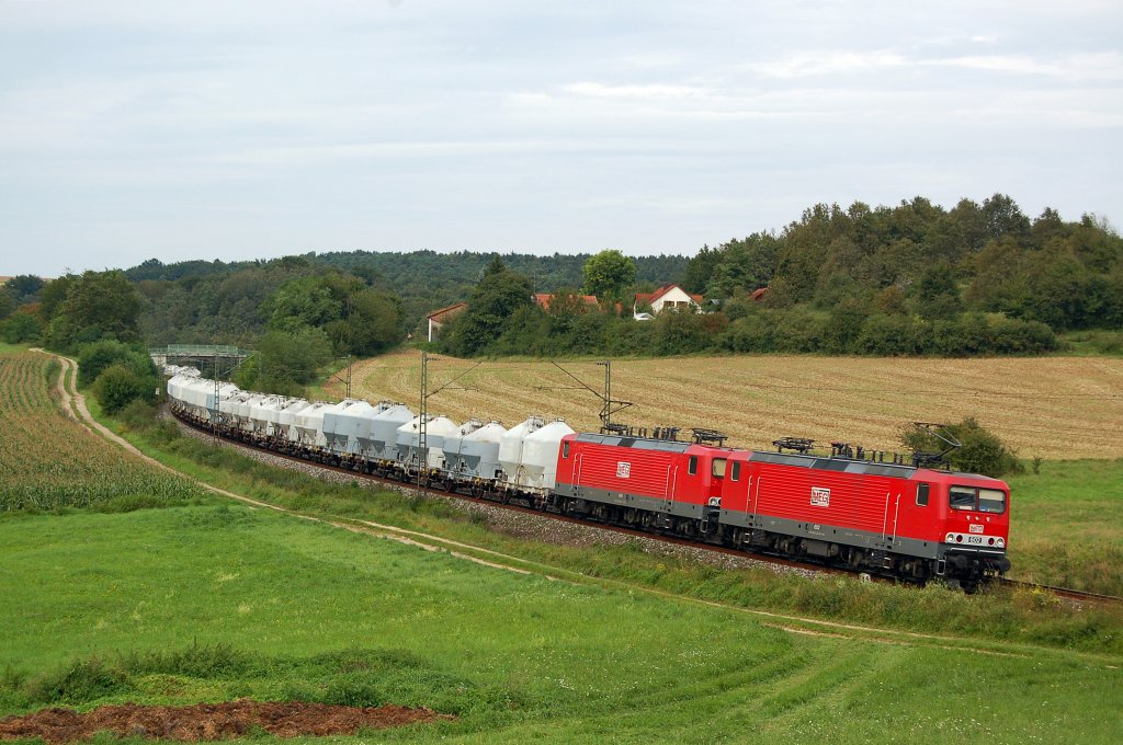 Der MEG- Zementzug durch Regensburg Edlhausen.
Aufgenommen am 07.09.2010