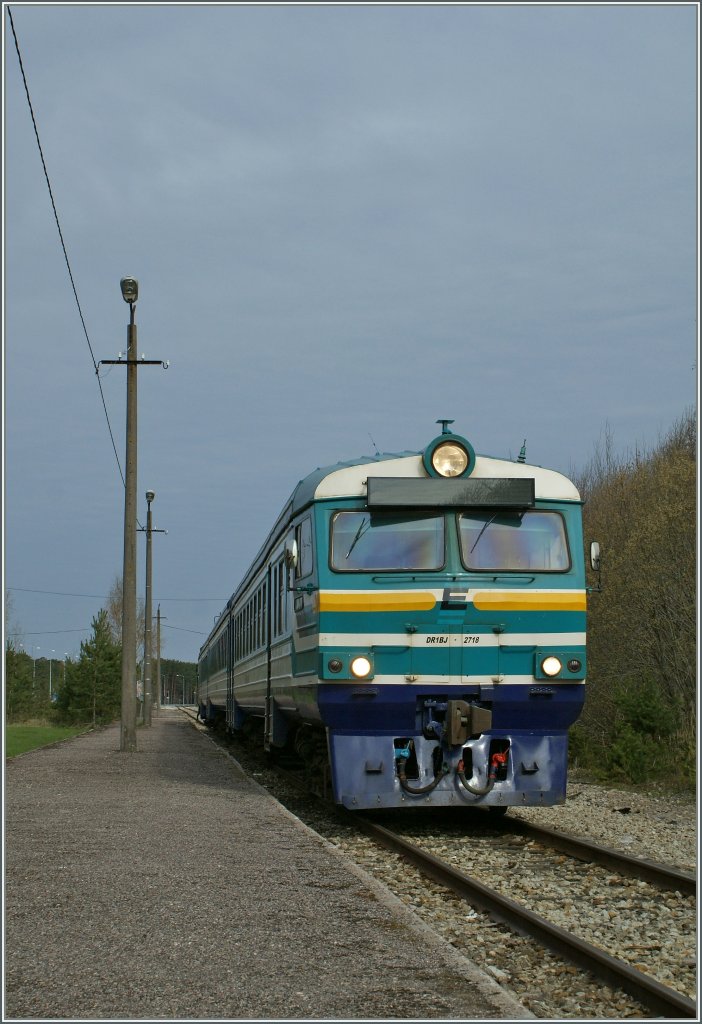 Der Morgenzug 231 aus Tallinn ist in Prnu eingetroffen.
Leider verkehren auf der ganzen Strecke Tallinn - Prnu nur zwei durchgehende Zugspaare.
3. Mai 2012