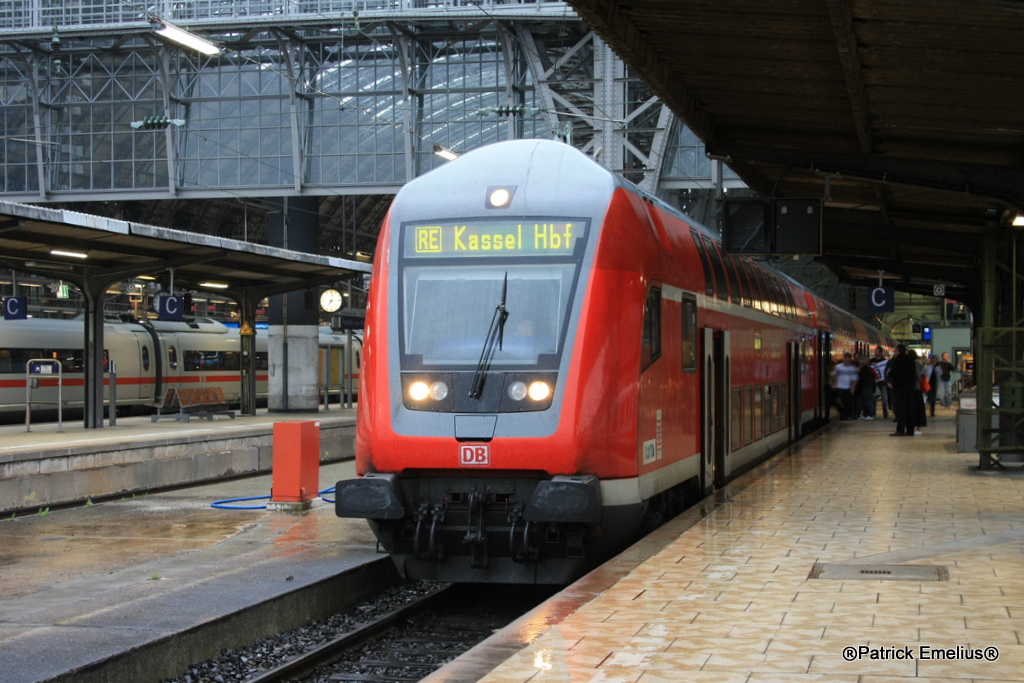 Der RE nach Kassel wartet am 11.05.2010 bei einsetzenden Gewitter im Frankfurter Hbf. Er war bei Abfahrt sehr stark berlastet!!