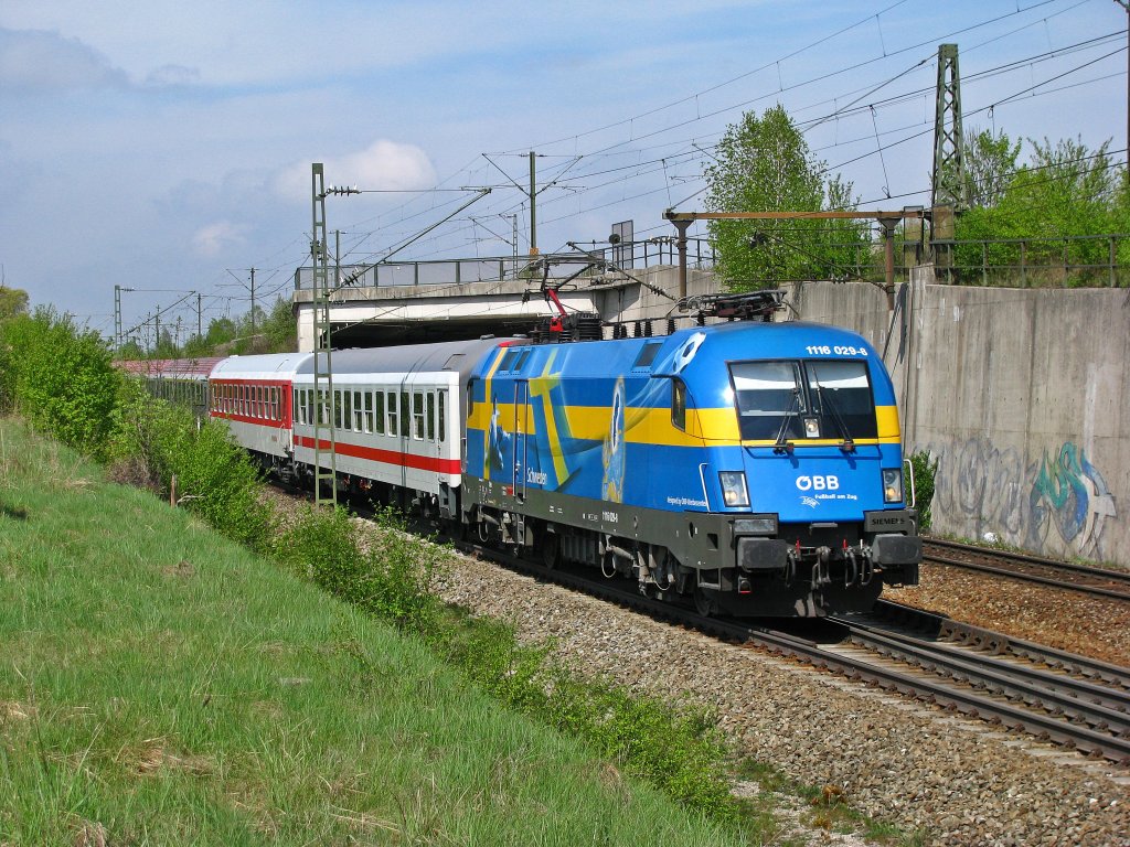 Der Schweden Taurus, der BB 116 029 ist auf den Weg nach Rosenheim.
Aufgenommen an der Abzweigung Waldtrudering am 24.04.2010.