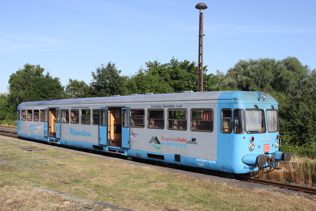 Der VT 407 der Kreisbahn Mansfelder Land GmbH (KML) in Klostermansfeld am 08,07,10