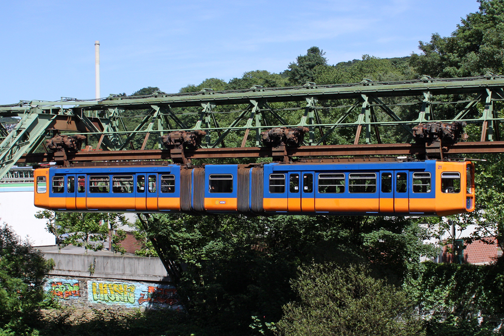 Der Zug 21 der Wuppertaler Schwebebahn in Wuppertal Sonnborn am 16,06,10