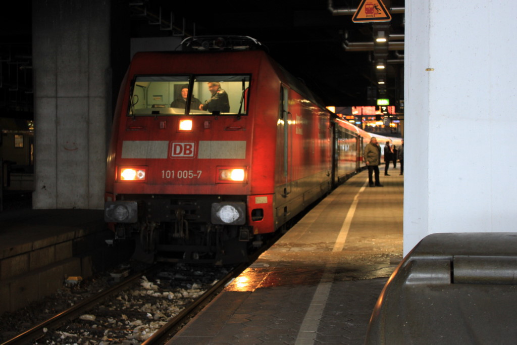 Die 101 005 wartet am 28.12.2010 im Hamburger Hbf vom Zug nach Westerland abzurangieren. Sie hatte Probleme beim Abrangieren wegen Vereisung.