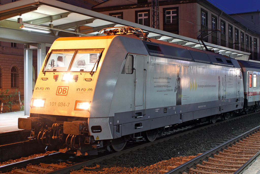 Die 101 034-7 mit IC 2121 in Wuppertal Hbf am 21,04,10