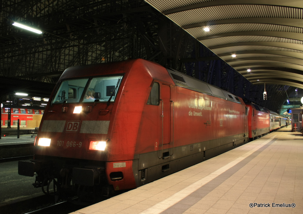 Die 101 069 vor einer 120er im Frankfurter Hauptbahnhof. Ich frage mich allerdings ob es wirklich so Notwendig ist, einen 4 Wagen EC in Doppeltraktion verkehren zu lassen.