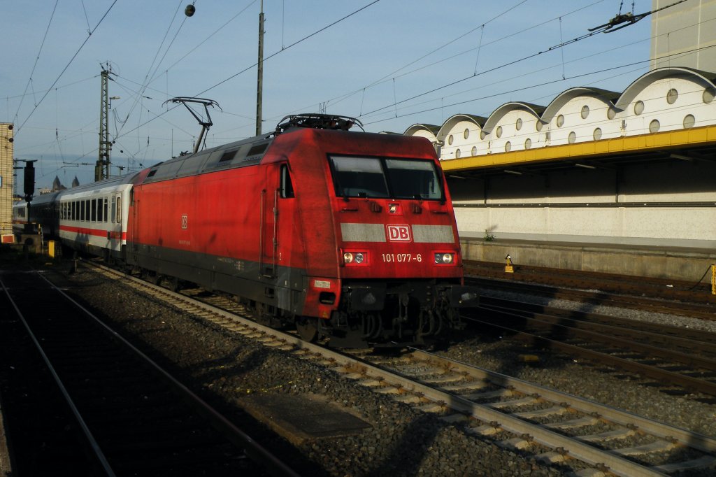 Die 101 077-6 ist total verdreckt und fhrt weiter Richtung Stuttgart. Hier in Koblenz Hbf.

Patrick E.

