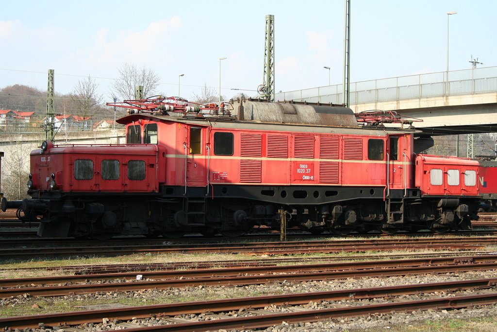Die 1020 37 steht abgestellt in der Nhe vom Passauer Hbf am 06.04.09