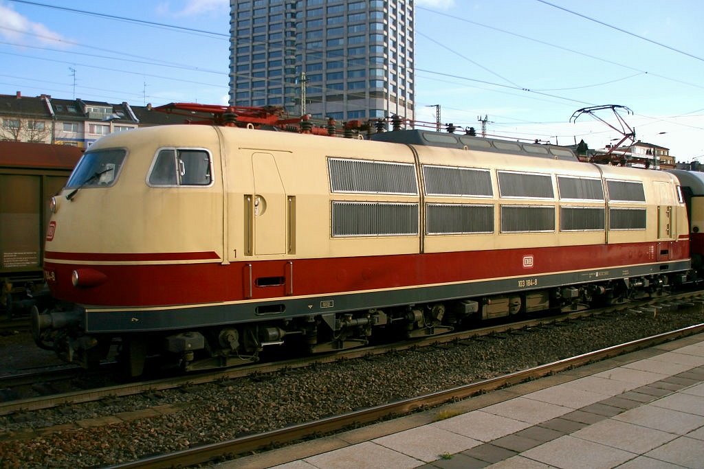 Die 103 184-8 als Rheingold Express aufgenommen am 13.12.2009 in Mainz HBF auf Bahnsteig 4.