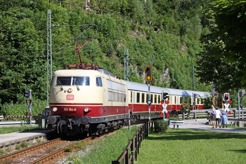 Die 103 184-8 mit einen TEE Sonderzug anlsslich des Bahnhofsfest in Traunstein in Eisenrtz am 01,08,10