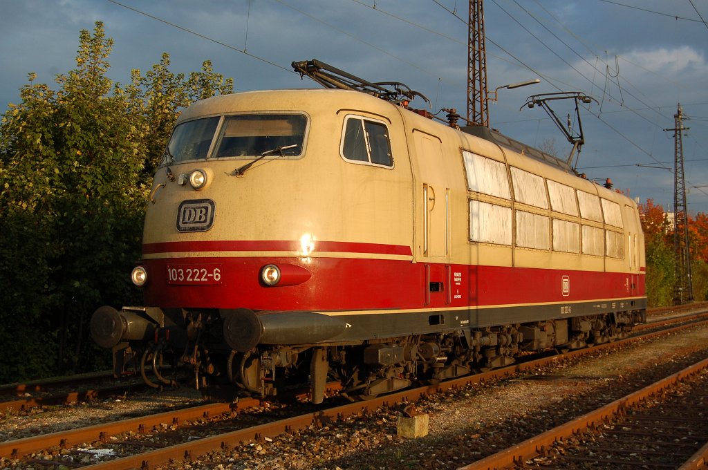 Die 103 222 der DB Systemtechnik im schönsten Abendlicht.
Aufgenommen am 01.10.2010 in Augsburg Hbf.