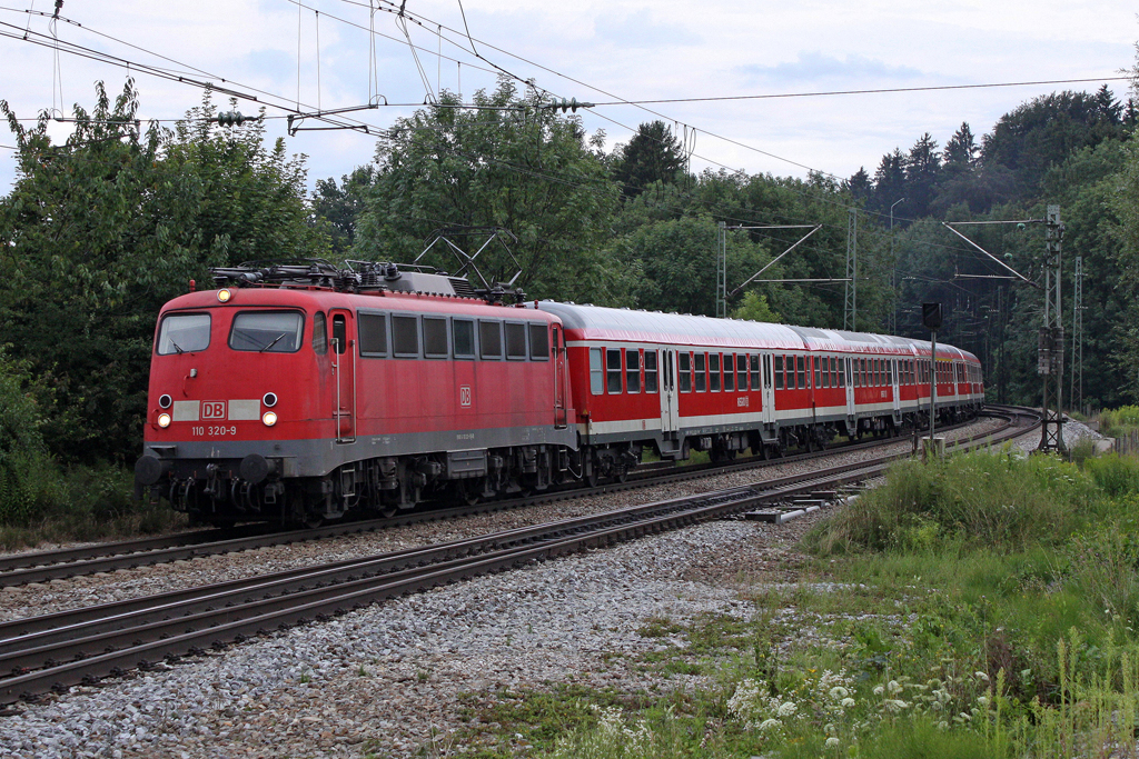 Die 110 320-9 in Aßling (Oberbay) am 29,07,11