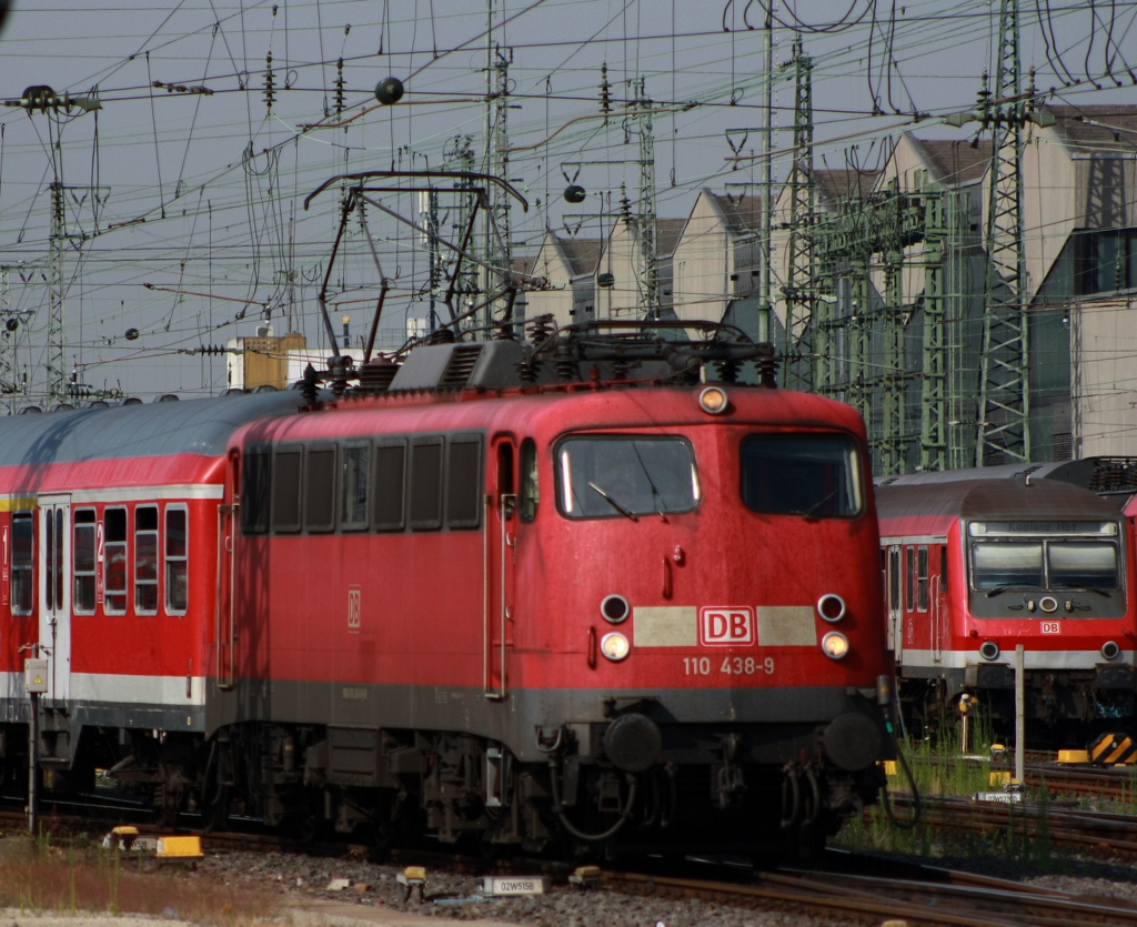 Die 110 438-9 erreichte nach der Fahrt ber die Rennstrecke Mannheim-Frankfurt am 12.07.2010 den Frankfurter Hbf und machte dort erstmal eine Pause