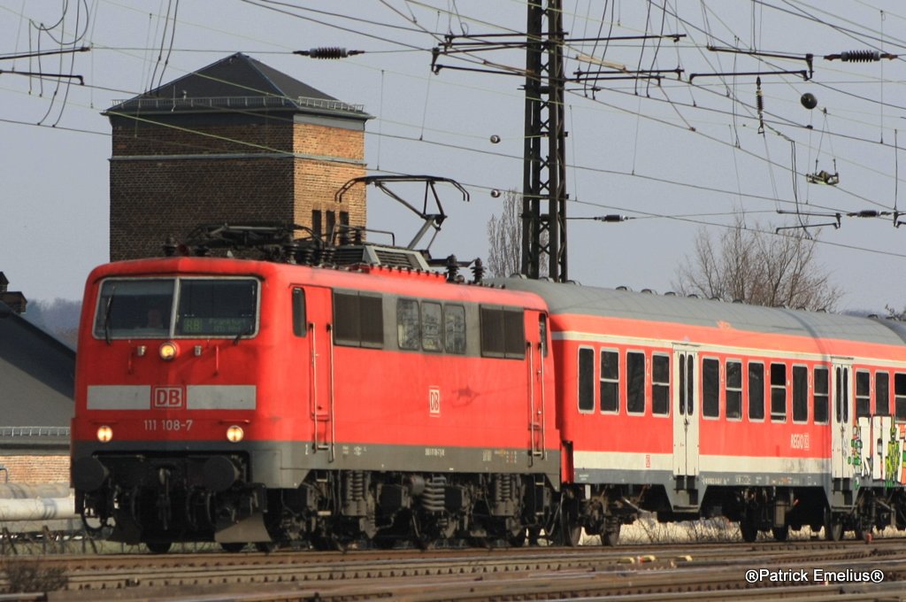 Die 111 108 kommt gerade aus Wchtersbach, hat die Main-Neckar-Brcke berquert und erreicht gleich den Frankfurter Hbf.