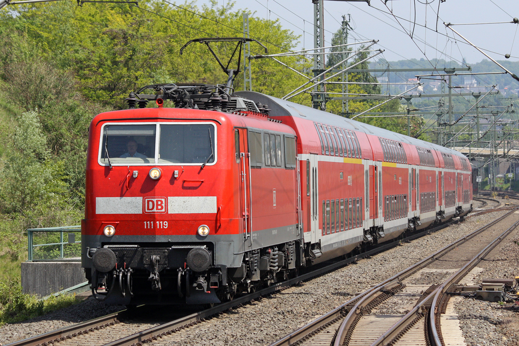 Die 111 119 als RE4 in Wuppertal Vohwinkel am 22,05,10