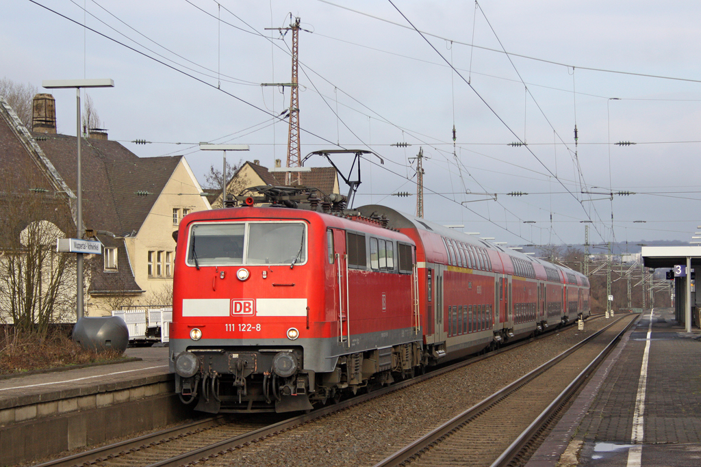 Die 111 122-8 als RE 4 richtung Aachen Hbf in Wuppertal Vohwinkel am 12,02,11