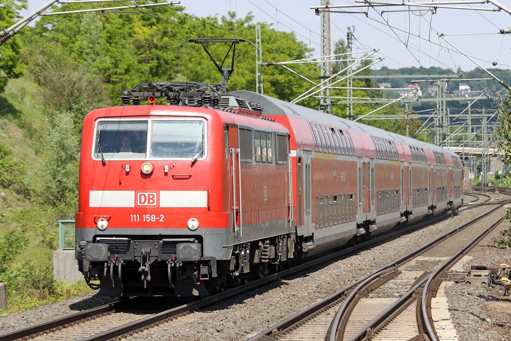 Die 111 158-2 als RE4 in Wuppertal Vohwinkel am 29,05,10
