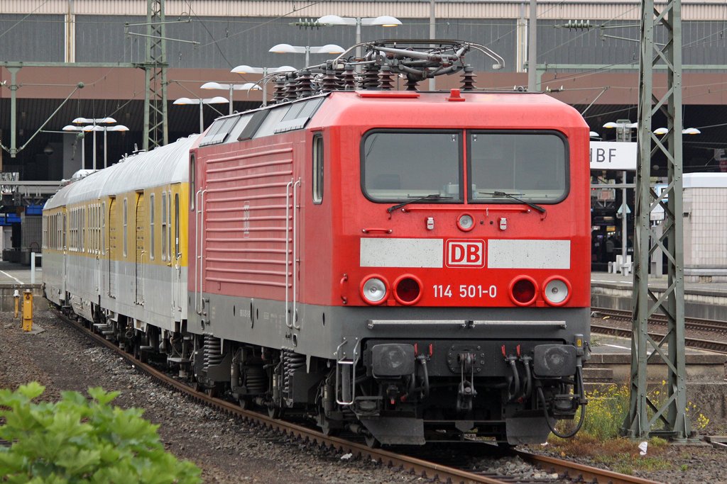 Die 114 501-0 der DB Systemtechnik Minden mit einem Messzug steht abgestellt in Dsseldorf HBF, am 03.10.2009