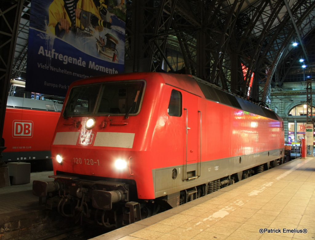 Die 120 120-1 steht in Frankfurt am Main Hauptbahnhof. Sie brachte einen 4 Wagen EC von Kln nahc Frankfurt.

