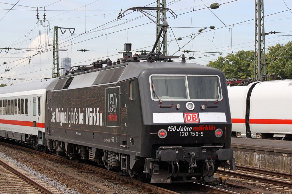 Die 120 159-9 mit einen ICE Ersatzzug in Köln Deutz am 31,07,09
