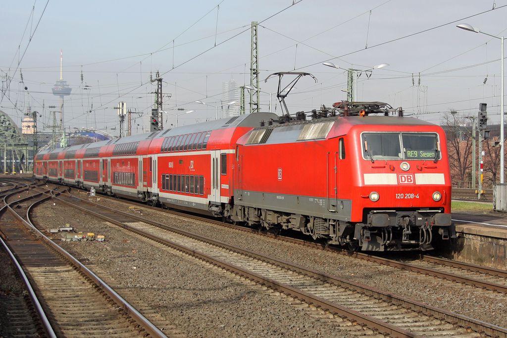 Die 120 208-4 mit dem RE9 nach Siegen in Kln Deutz am 09,03,12