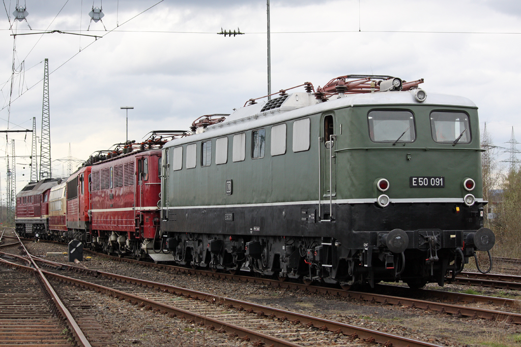 Die 130 101-9 schiebt einen Lokzug zurck ins DB Museum Koblenz-Ltzel am 03,04,10  