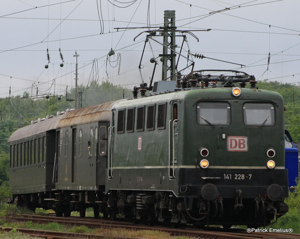 Die 141 228-7 mit dem  riesen DB-Keks kam mit einem kurzen Zug bei der Parade in Damrstadt-Kranichstein am 13.05.2010 vorbei.