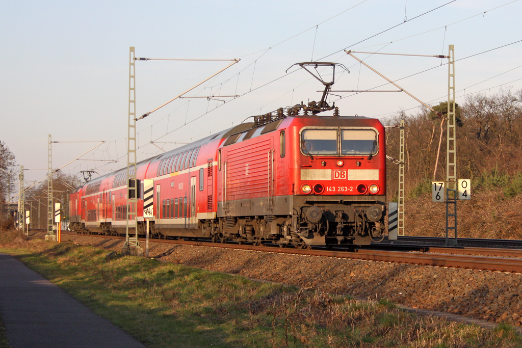 Die 143 263-2 Als RE nach Koblenz bei Raunheim am 31,03,11