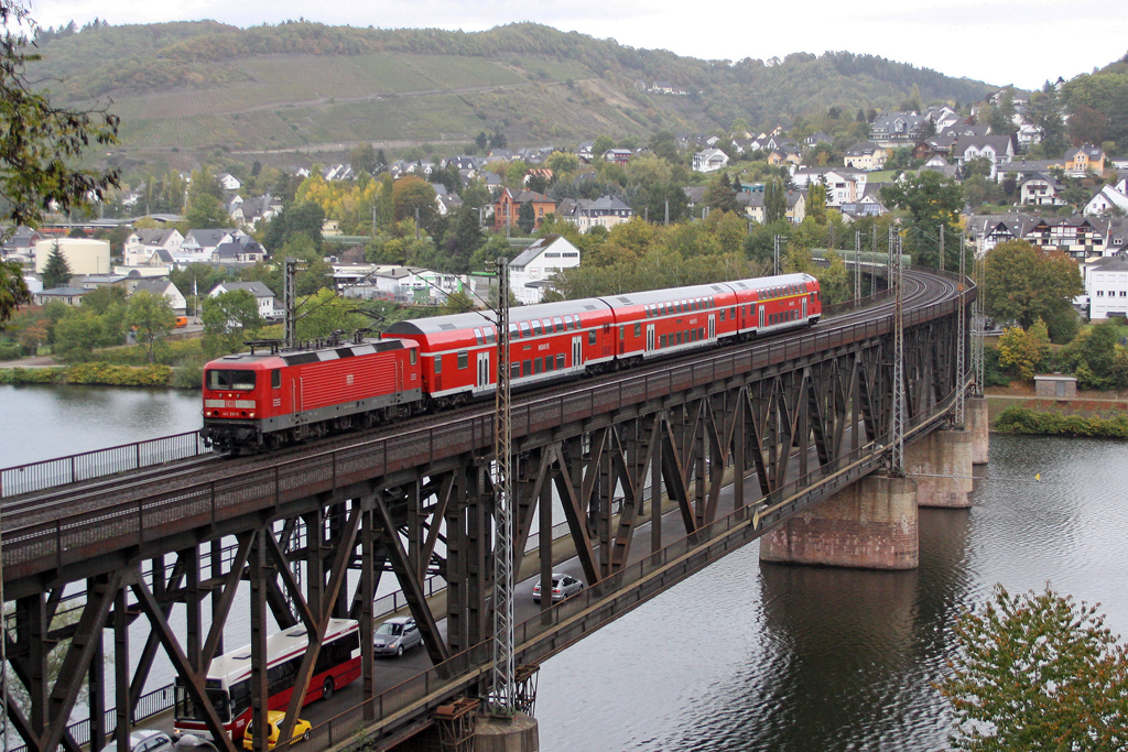 Die 143 351-5 mit der RB nach Trier auf der Doppelstockbrücke von Bullay am 08,10,11