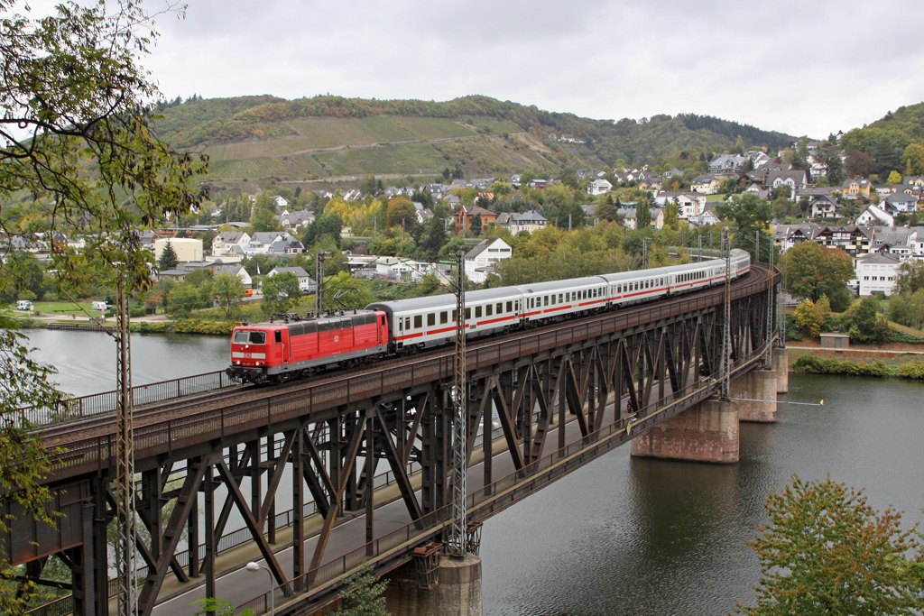 Die 181 207-2 mit dem IC 136 nach Luxembourg auf der Doppelstockbrücke von Bullay am 08,10,11