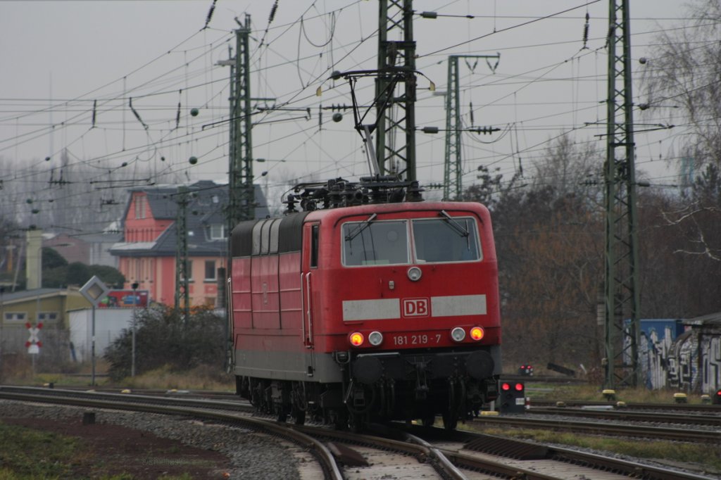 Die 181 219-7 kommt gerade aus dem Betriebswerk und fährt nartürlich am rhein entlang Richtung koblenz. Hier durchfahrt Frankfurt am Main Höchst.

Patrick E.