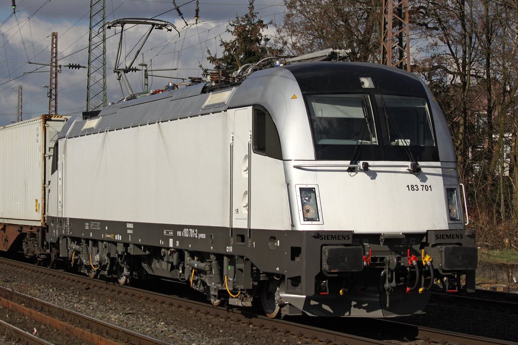 Die 183 701-2 mit einen Containerzug in Ratingen Lintorf am 04,03,10
