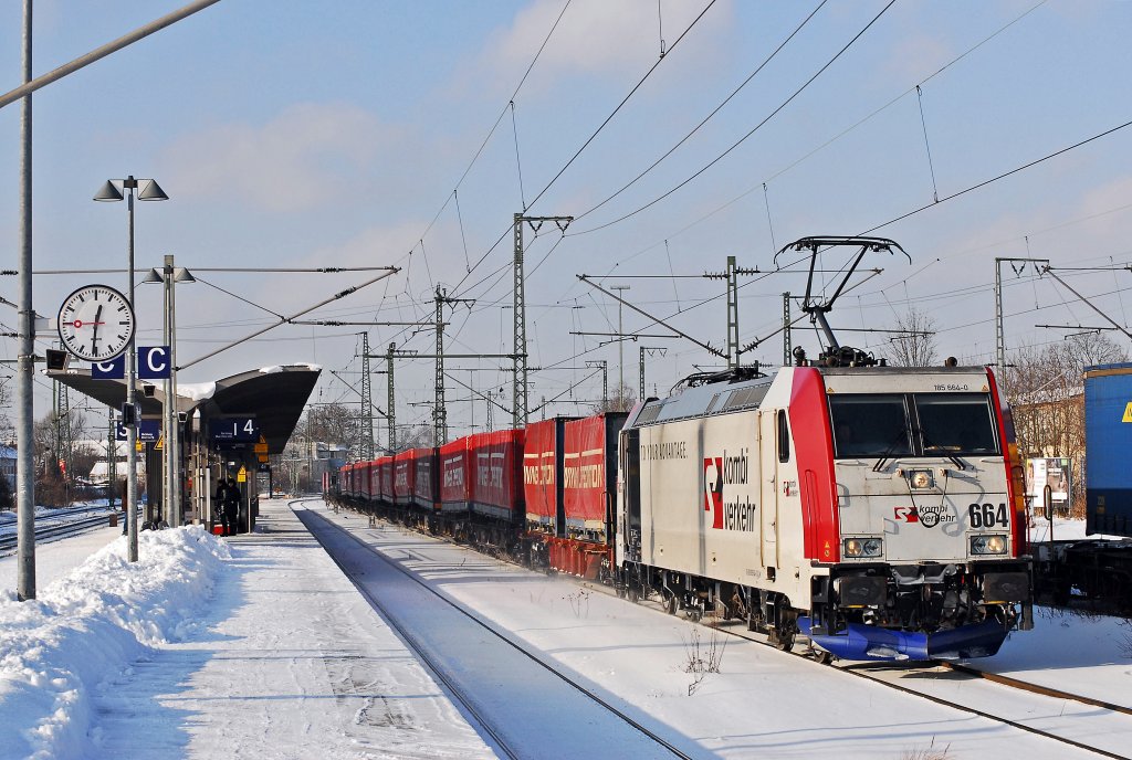 Die 185 664 Kombi Verkehr von Lokomotion kam mit dem Winner Richtung Brenner.
Aufgenommen am 16.12.2010 in Trudering Bhf.