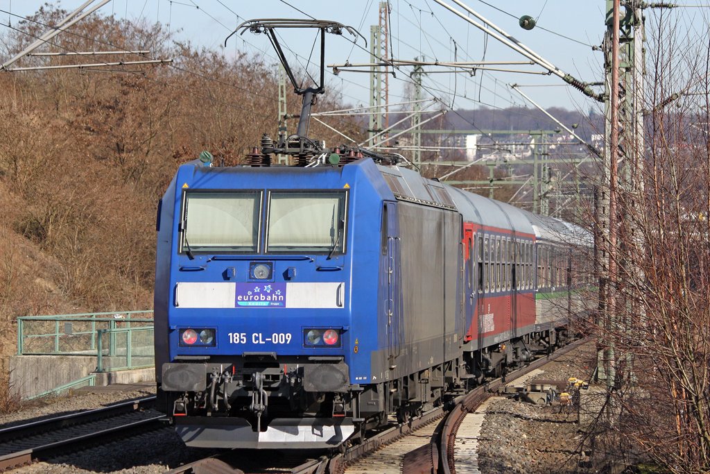 Die 185 CL-009 schiebt den RE 13 durch Wuppertal Vohwinkel am 03,03,10