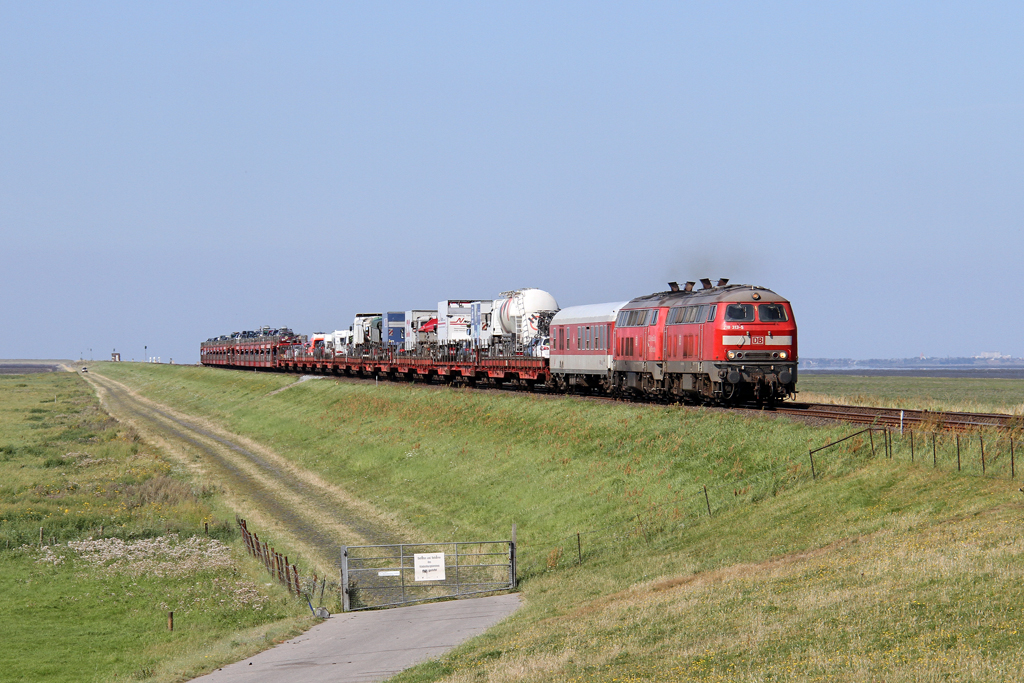 Die 218 313-5 und 218 364-8 fahren mit dem SyltShuttle vom Deich bei Friedrich-Wilhelm-Lbke-Koog am 15,08,12