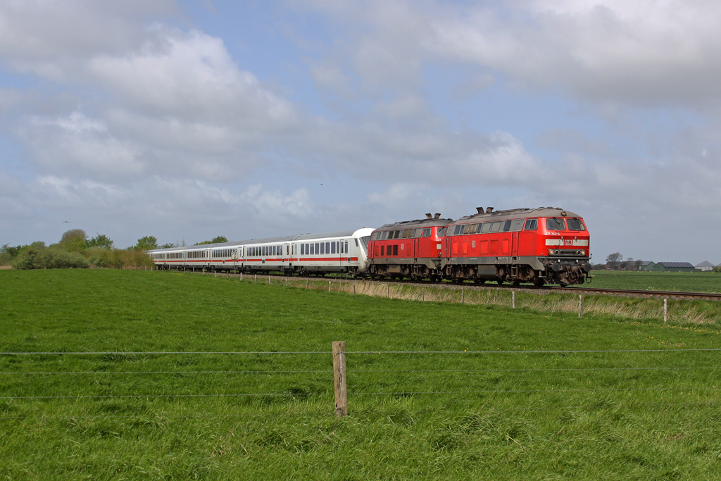 Die 218 342-4 und 218 397-8 mit IC 2191 nach Frankfurt bei Niebll am 12,05,12