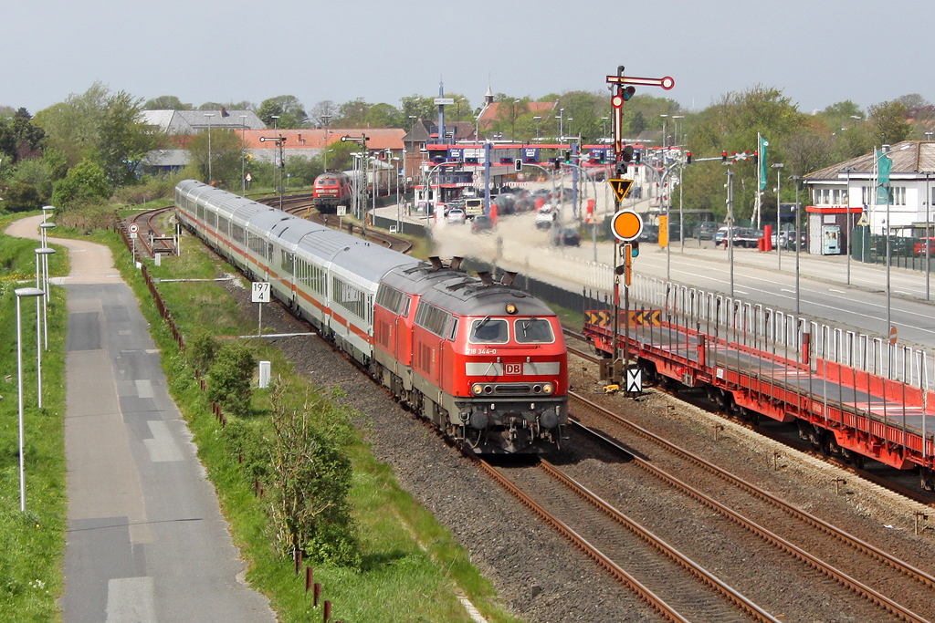 Die 218 344-0 und 218 341-6 mit IC 2315 nach Frankfurt bei Niebll am 12,05,12