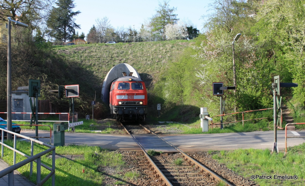 Die 218 447 kma hier aus dem Bchner Tunnel am 16.04.2010