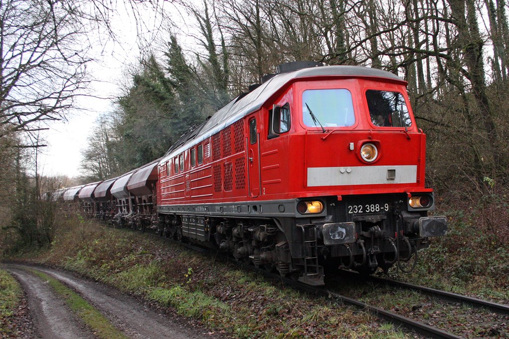 Die 232 388-9 bei der Ausfahrt aus dem Rheinkalk Werk Wlfrath , am 07,12,09