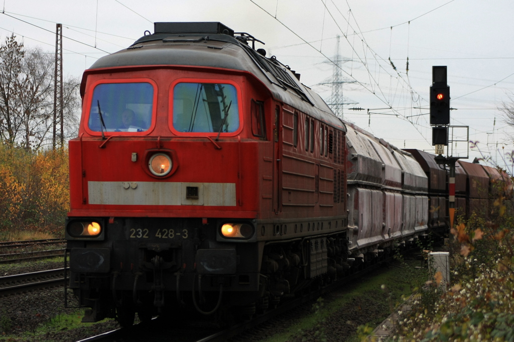 Die 232 428-3 kommt mit einer leeren bergabe nach Wlfrath Flandersbach durch Ratingen Lintorf. Aufgenommen am 17.11.2010
