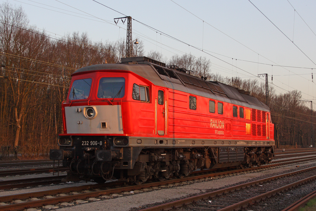 Die 232 906-8 abgestellt in Duisburg-Wedau am 15,03,12