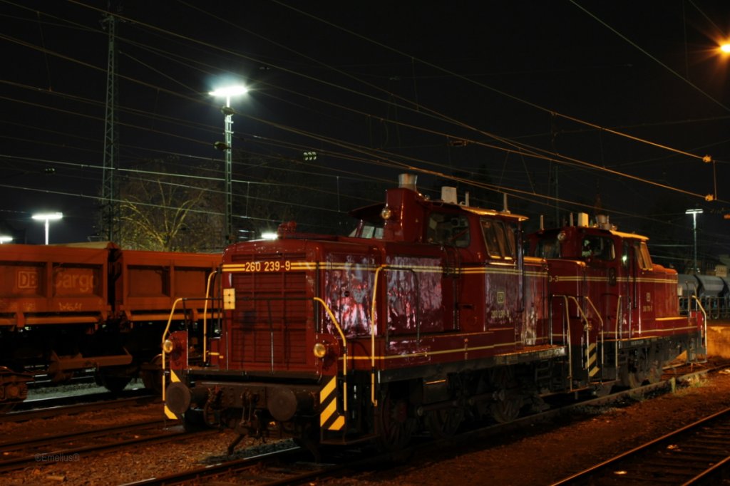 Die 260 233-9 und eine weitere V60 der EfW stehen Abends im Bahnhof Neuwied.

Patrick E.