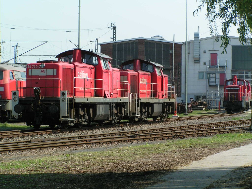 Die 294 724-0 steht abgestellt in Mainz-Bischofsheim.

Patrick E.