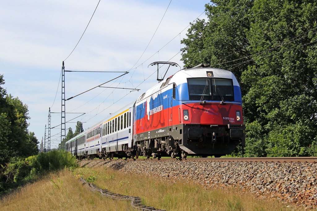 Die 370 002 mit dem  EC 55 nach Gdynia Glowna in Erkner am 24,07,12