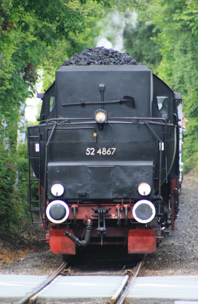 Die 52 4867 kommt von Knigsstein, legt in Kelkheim einen kurzen Halt ein und fhrt am 23.05.2010 nach Frankfurt Hchst.