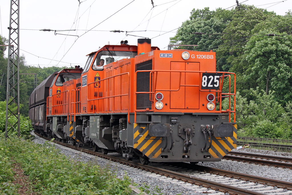 Die 825 der RBH in Duisburg Neudorf am 28,05,10