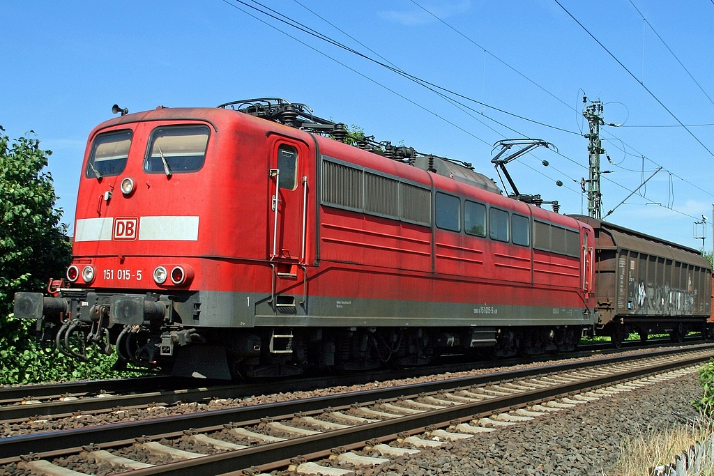 Die BR 151-015-5 bei der Durchfahrt in Kostheim aufgenommen am 20.07.2010.