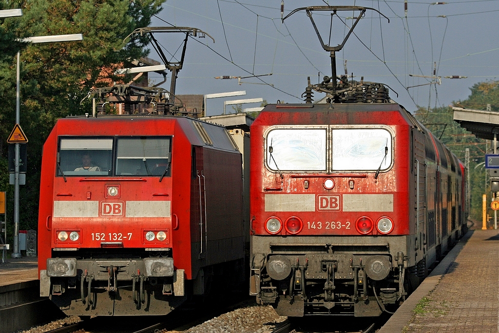Die BR 152 132-7 und die 143 263-2 beim Meet and Greet in Raunheim aufgenommen am 13.10.2010.