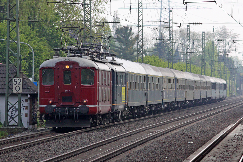 Die Centralbahn 10019 und 10008 mit einen Partyzug in Angermund am 09,05,10