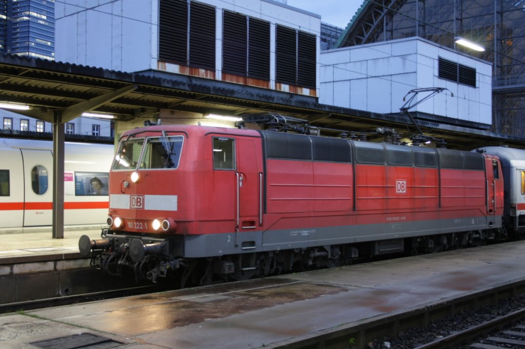 Die DB181 222-1 steht ganz früh morgens in Frankfurt am Main Hbf und wartet mit ihrem IC in Richtung Saarbrücken auf zu machen. 

Patrick E.