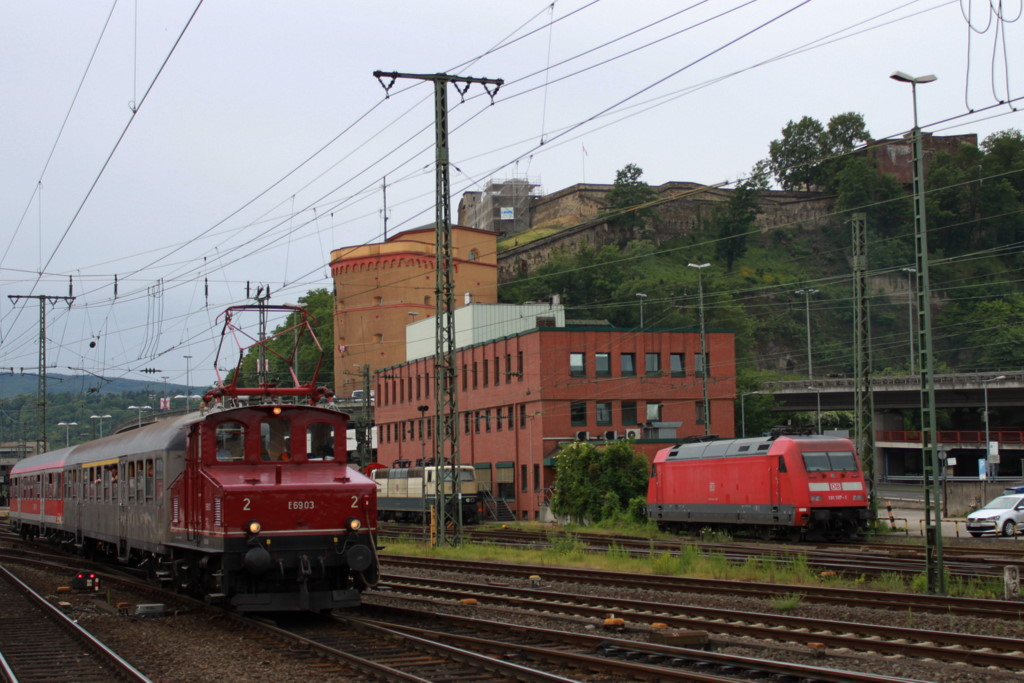 Die erste Fahrt der E69 03 am 22.05.2011 im Koblenzer Hbf